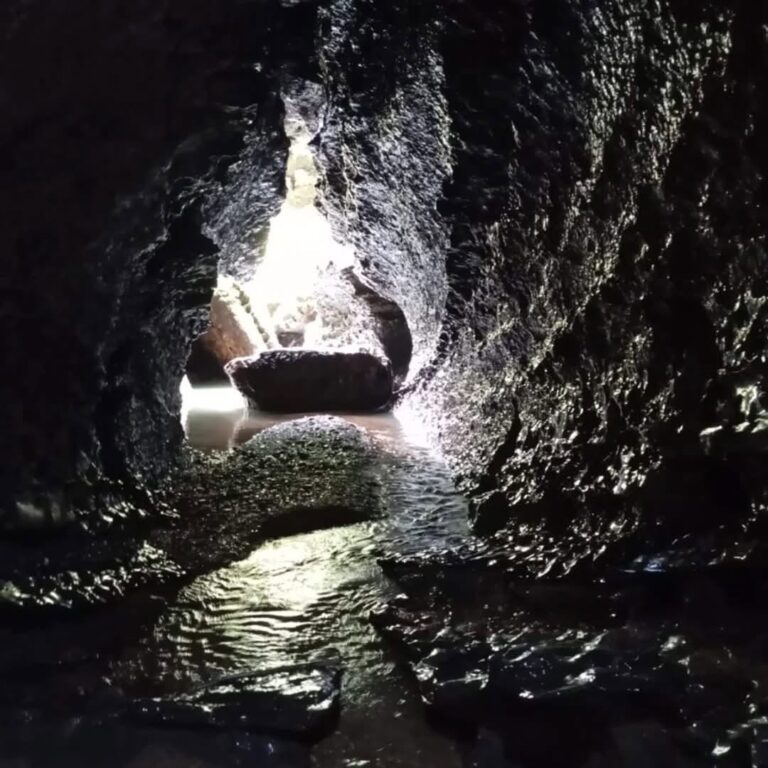 Aventura subterránea sin límites
Adrenalina pura, senderos misteriosos y descenso en gruta con equipo profesional.